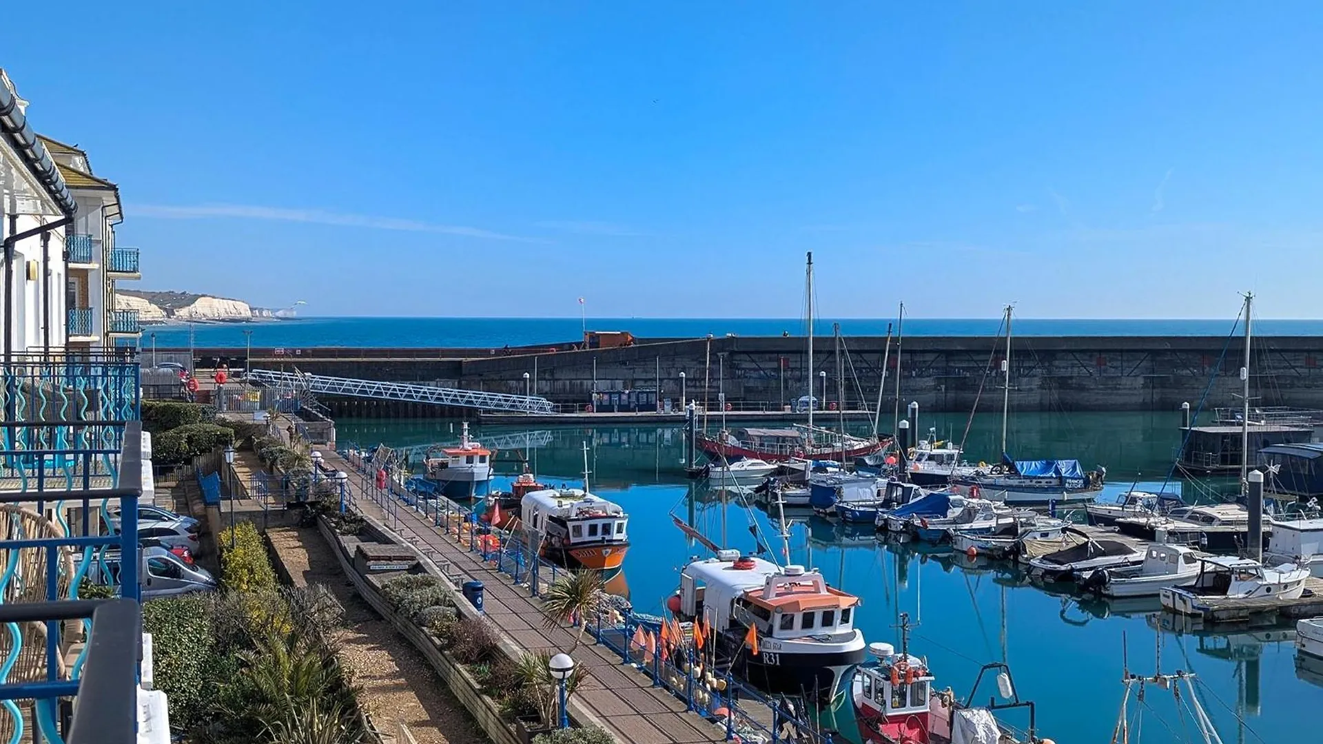 Britannia Harbour View - Parking - By Brighton Holiday Lets 0*,  United Kingdom